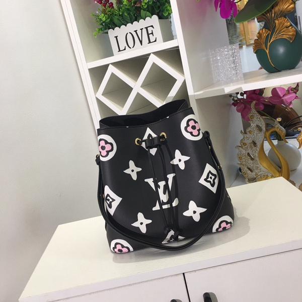 ルイヴィトンバッグ背面デザイン